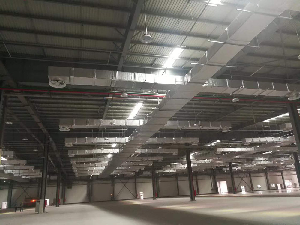 車間中央空調(diào)風管安裝2